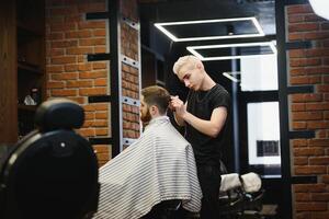 de cerca, Maestro peluquero lo hace peinado y estilo con tijeras y peine. concepto barbería foto