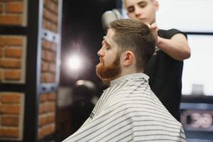 de cerca, Maestro peluquero lo hace peinado y estilo con tijeras y peine. concepto barbería foto