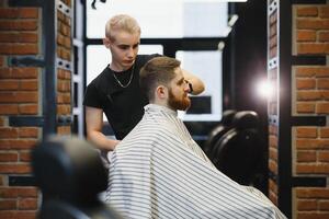 de cerca, Maestro peluquero lo hace peinado y estilo con tijeras y peine. concepto barbería foto