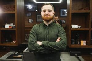 Barbero a trabajar. collage de hermoso barbado hombre consiguiendo Corte de pelo y barba aseo a peluquería. foto