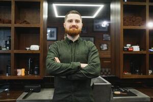 Barbero a trabajar. collage de hermoso barbado hombre consiguiendo Corte de pelo y barba aseo a peluquería. foto