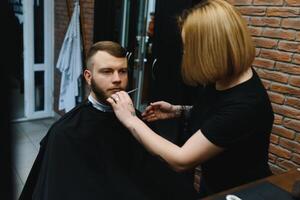 cliente durante barba afeitado en Barbero tienda foto