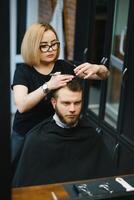 peluquería. estilista Lavado cliente pelo en Barbero tienda. foto