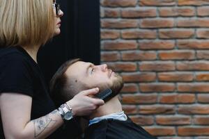 cliente durante barba afeitado en Barbero tienda foto