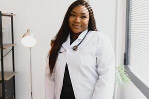 medicamento, personas y cuidado de la salud concepto - africano americano hembra médico o enfermero a hospital. foto