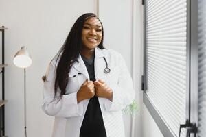 medicamento, personas y cuidado de la salud concepto - africano americano hembra médico o enfermero a hospital. foto