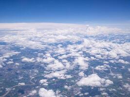aéreo ver de agrícola campo, río y nubes visto mediante avión ventana foto
