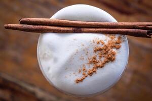 parte superior ver de delicioso capuchino café con Leche espuma rociado con canela y canela palos concepto de bebidas foto