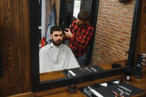 de los hombres Corte de pelo a el Barbero tijeras. foto