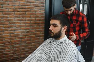 de los hombres Corte de pelo a el Barbero tijeras. foto