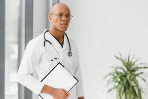 joven masculino africano médico en hospital. foto