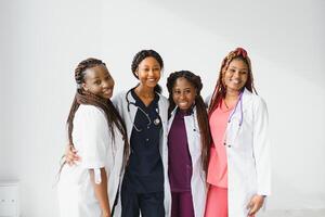 grupo de joven africano médico trabajadores en blanco antecedentes. foto