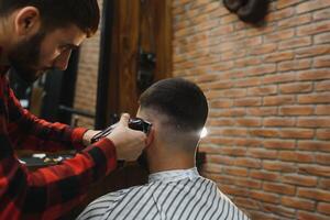 de los hombres Corte de pelo a el Barbero tijeras. foto