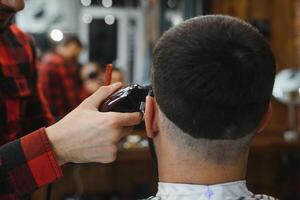 de los hombres Corte de pelo a el Barbero tijeras. foto