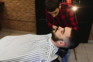 barbado hombre, barbado masculino. Clásico peluquería, afeitado. retrato de elegante hombre barba. Barbero tijeras y Derecho maquinilla de afeitar, Barbero tienda. barba estilismo publicidad Barbero tienda concepto. negro y blanco. foto