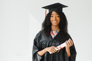 atractivo hembra africano americano Universidad graduado en blanco antecedentes foto