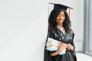 retrato de hermosa afroamericano graduado foto