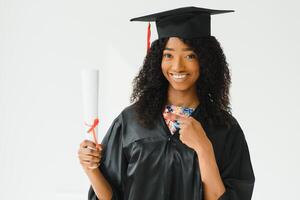 Alegre estudiante de posgrado afroamericano con diploma en la mano foto