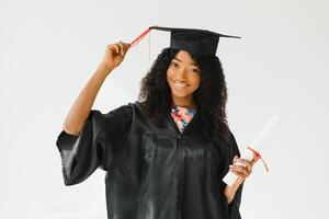 atractivo hembra africano americano Universidad graduado en blanco antecedentes foto