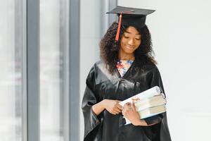 hermosa africano hembra estudiante con graduación certificado foto