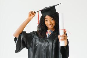 atractivo hembra africano americano Universidad graduado en blanco antecedentes foto