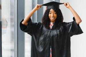 emocionado africano americano mujer a su graduación. foto