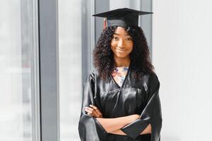 retrato de hermosa afroamericano graduado foto