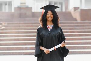 retrato de hermosa afroamericano graduado foto