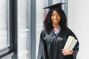 retrato de hermosa afroamericano graduado foto