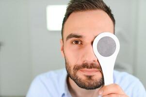 retrato, visión y cuchara con un hombre paciente a el optometrista para un ojo examen pruebas su profundidad percepción foto