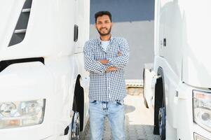 joven indio hombre en pie por su camión. el concepto de carga transporte. foto