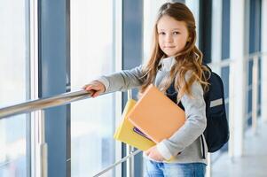 retrato de un hermosa niña con libros a escuela. aprendizaje concepto. foto