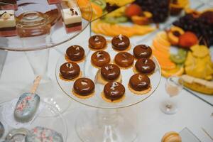 varios postre con Fresco Fruta en buffet línea, dulce. foto