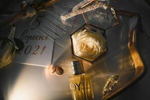 gold rings and a beautiful bridal bouquet of roses on the background. details, wedding traditions. close-up, macro. photo