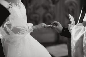 sacerdote durante un Boda ceremonia - nupcial masa. foto