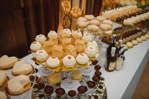 varios postre con Fresco Fruta en buffet línea, dulce. foto