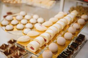 varios postre con Fresco Fruta en buffet línea, dulce. foto