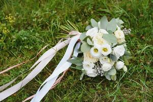 novia sostiene un Boda ramo, Boda vestido, Boda detalles. foto