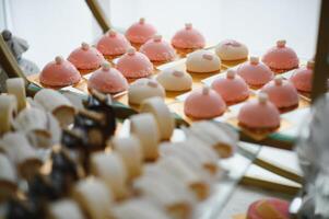 varios postre con Fresco Fruta en buffet línea, dulce foto