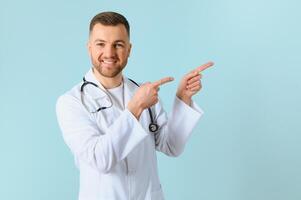 retrato de un sonriente médico en un azul antecedentes. cuidado de la salud concepto. foto