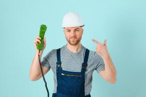 Por favor llamada esta número, yo será ayudar tú. artesanos artesanos o electricista hombre con teléfono aislado antecedentes foto