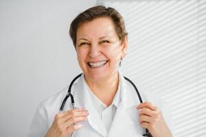 retrato de mujer médico en hospital foto