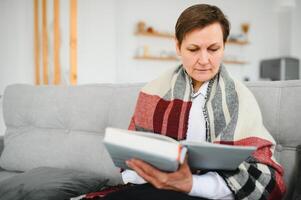 retrato de mayor mujer leyendo libro foto