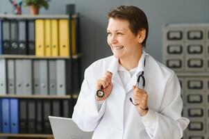 retrato de mujer médico en hospital foto