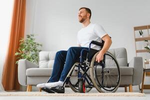 joven hermoso hombre en silla de ruedas. foto