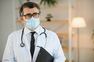 retrato de cuidado de la salud obrero. imagen de mayor masculino médico vistiendo laboratorio Saco y en pie a privado clínica foto