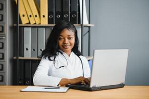 africano hembra médico hacer en línea telemedicina llamada consultar paciente. afro americano negro mujer terapeuta hablando a cámara en remoto conferencia charlar. cámara web vista, cara disparo a la cabeza. foto