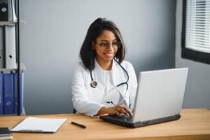 africano hembra médico hacer en línea telemedicina llamada consultar paciente. afro americano negro mujer terapeuta hablando a cámara en remoto conferencia charlar. cámara web vista, cara disparo a la cabeza. foto