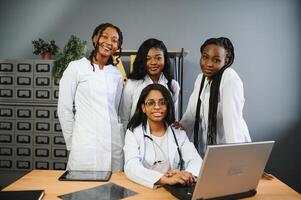 equipo de expertos doctores examinando médico exámenes foto