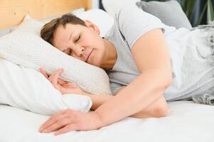 de cerca de mujer dormido en cama. foto